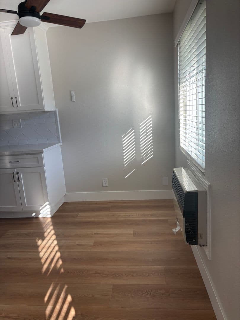 Paramount Apartment: 15921-59 Downey Ave