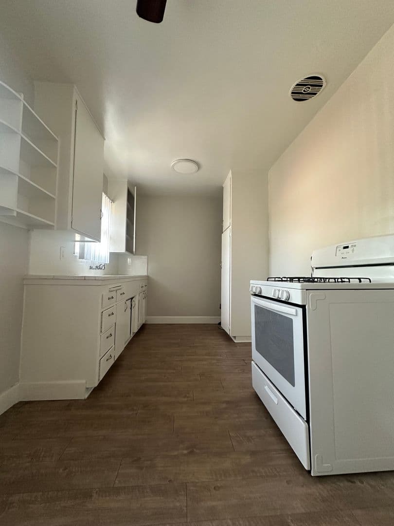 Santa Ana Apartment: 116 S  Orange Ave