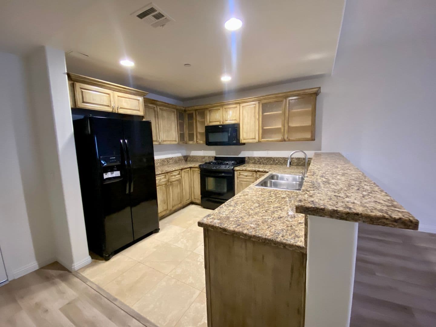 Los Angeles Apartment: 689 S Berendo St