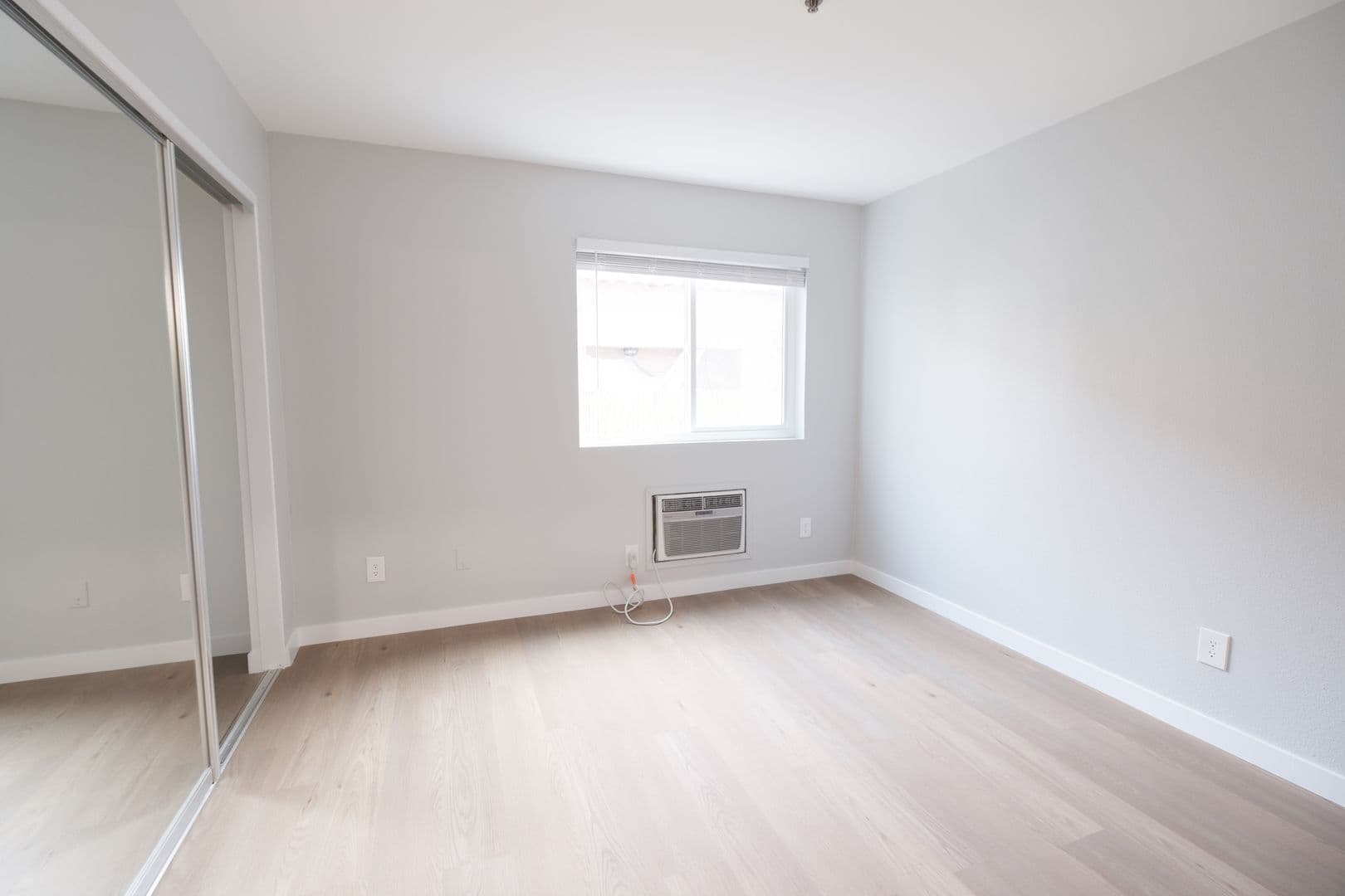 Venice Apartment: 1400 Venice Blvd