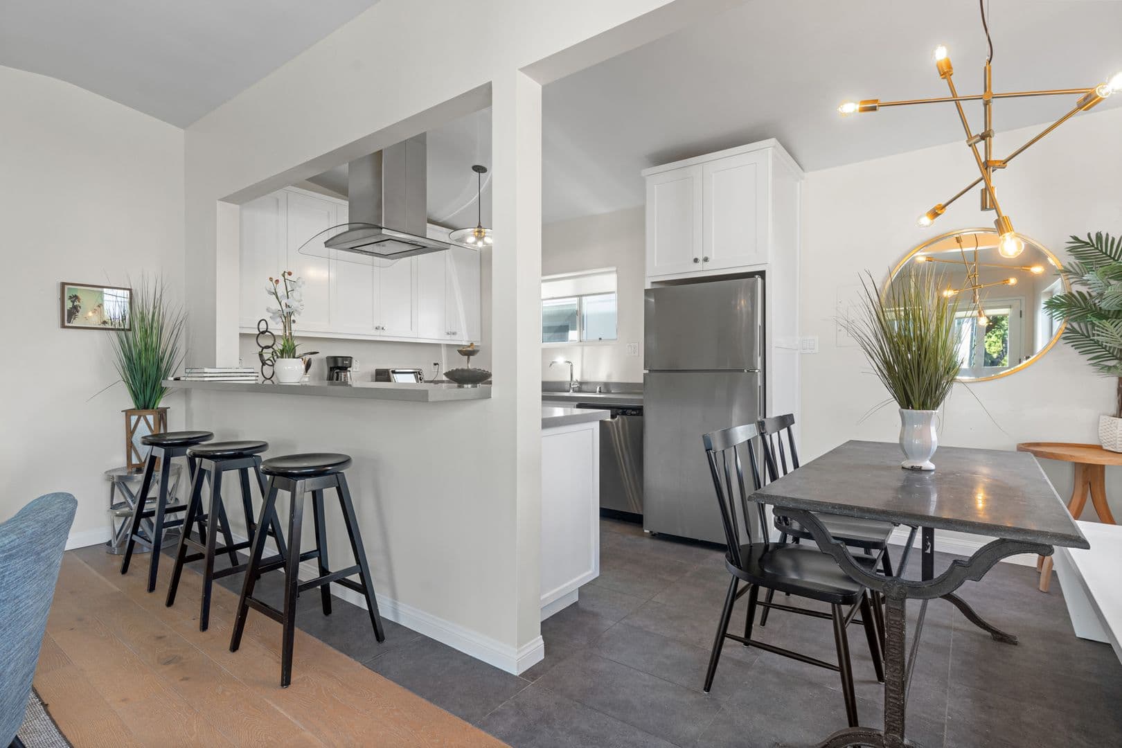Venice Apartment: 707 - 707 1/2 6th Ave