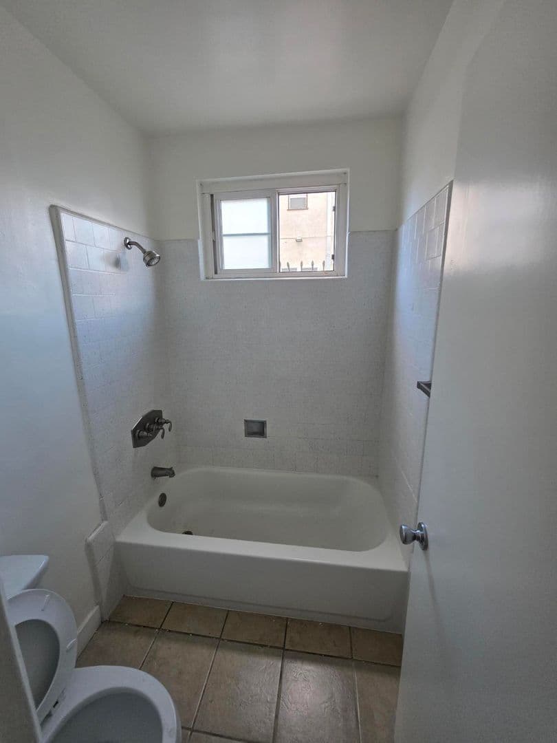 Long Beach Apartment: 2821 E 65th St