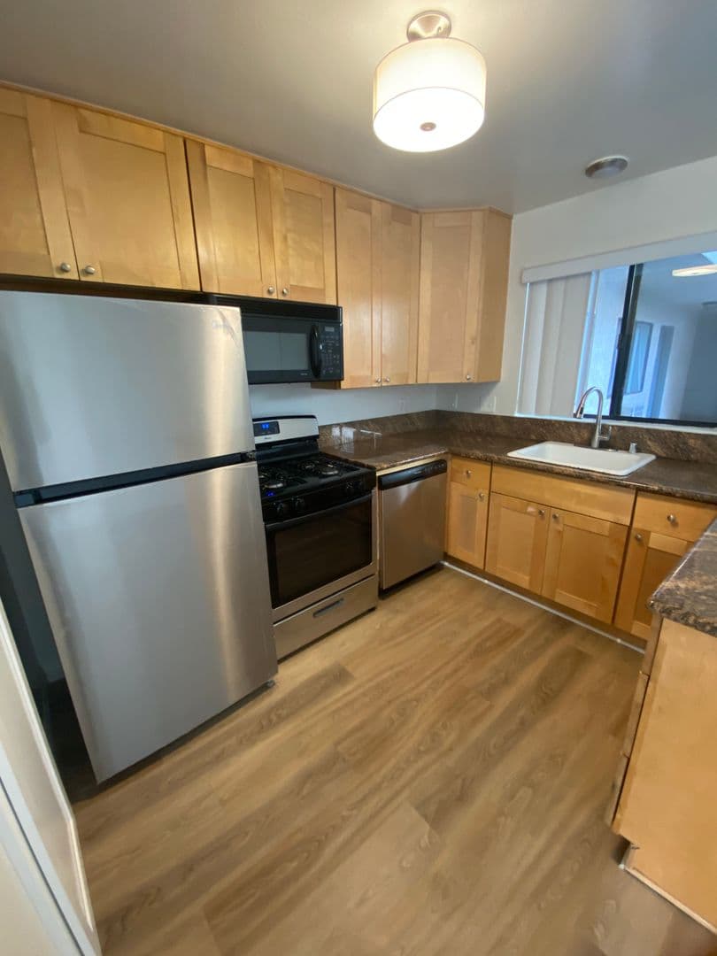 Los Angeles Apartment: 4225 Del Mar Ave