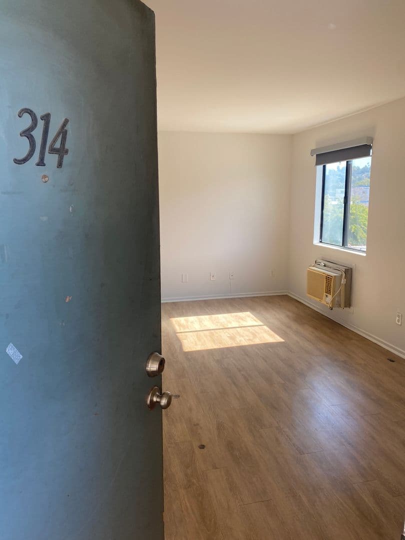 Los Angeles Apartment: 4225 Del Mar Ave