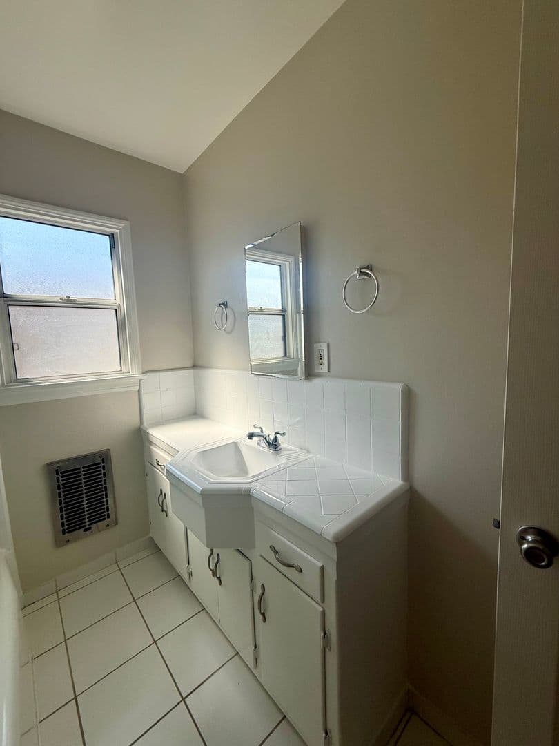 Long Beach Apartment: 4433 E 4th St