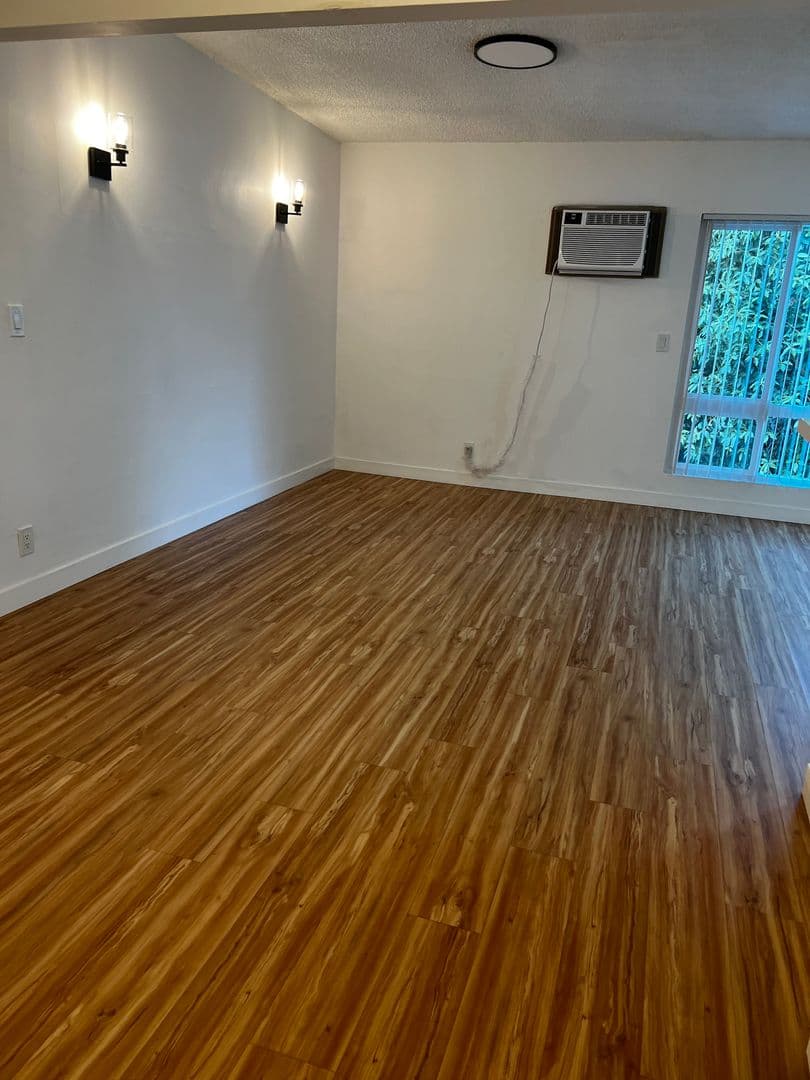 Anaheim Apartment: 937 S Roberts St
