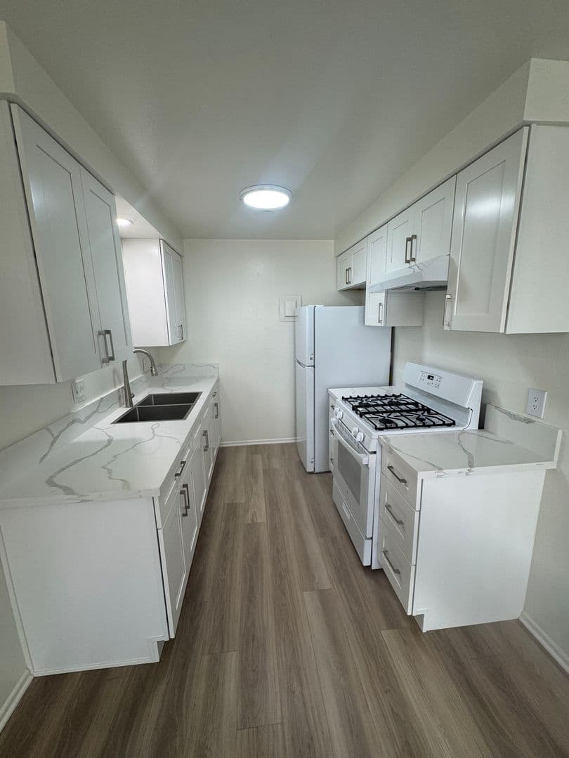 Orange Apartment: 231 W Palmyra Ave