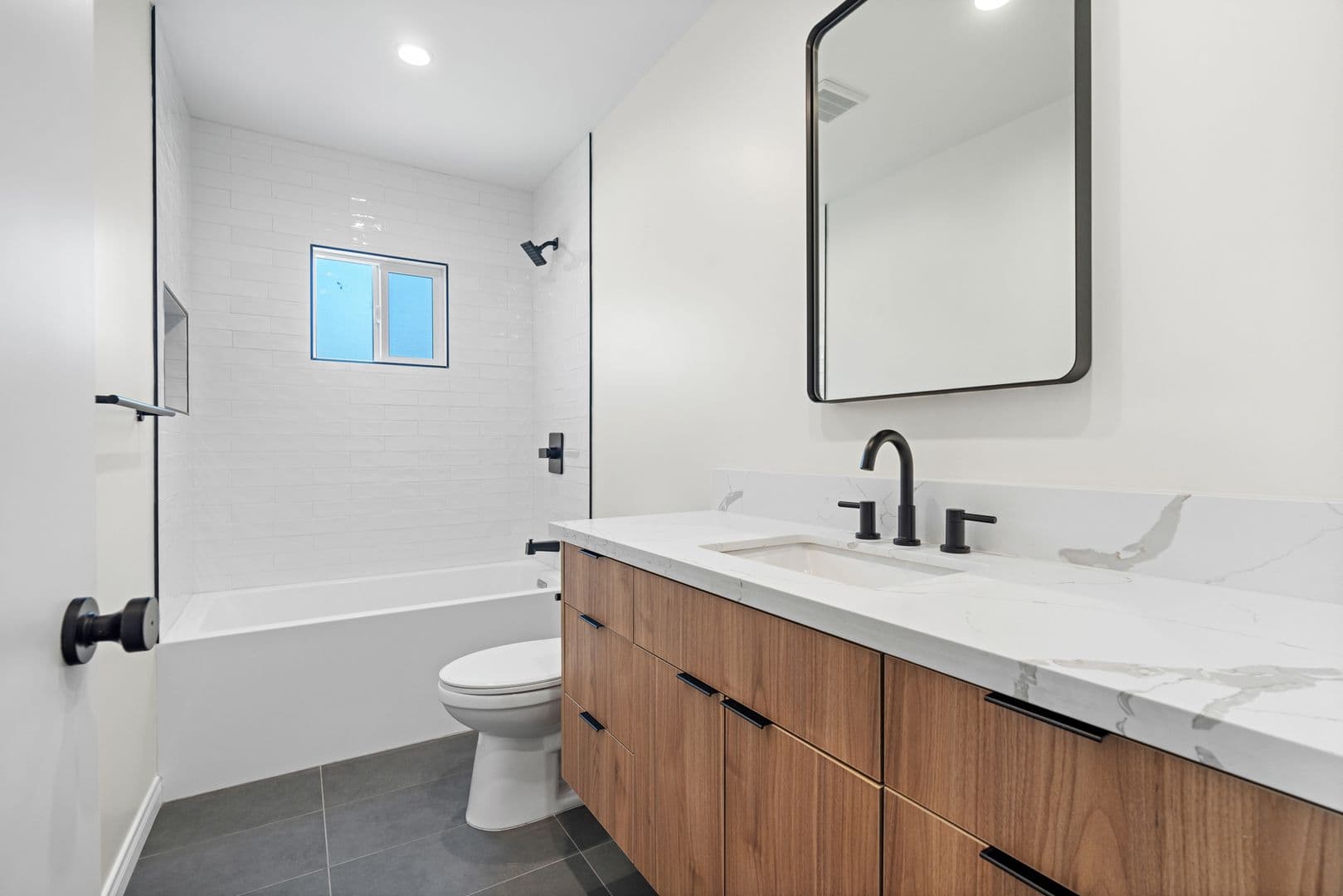 Venice Apartment: 707 - 707 1/2 6th Ave