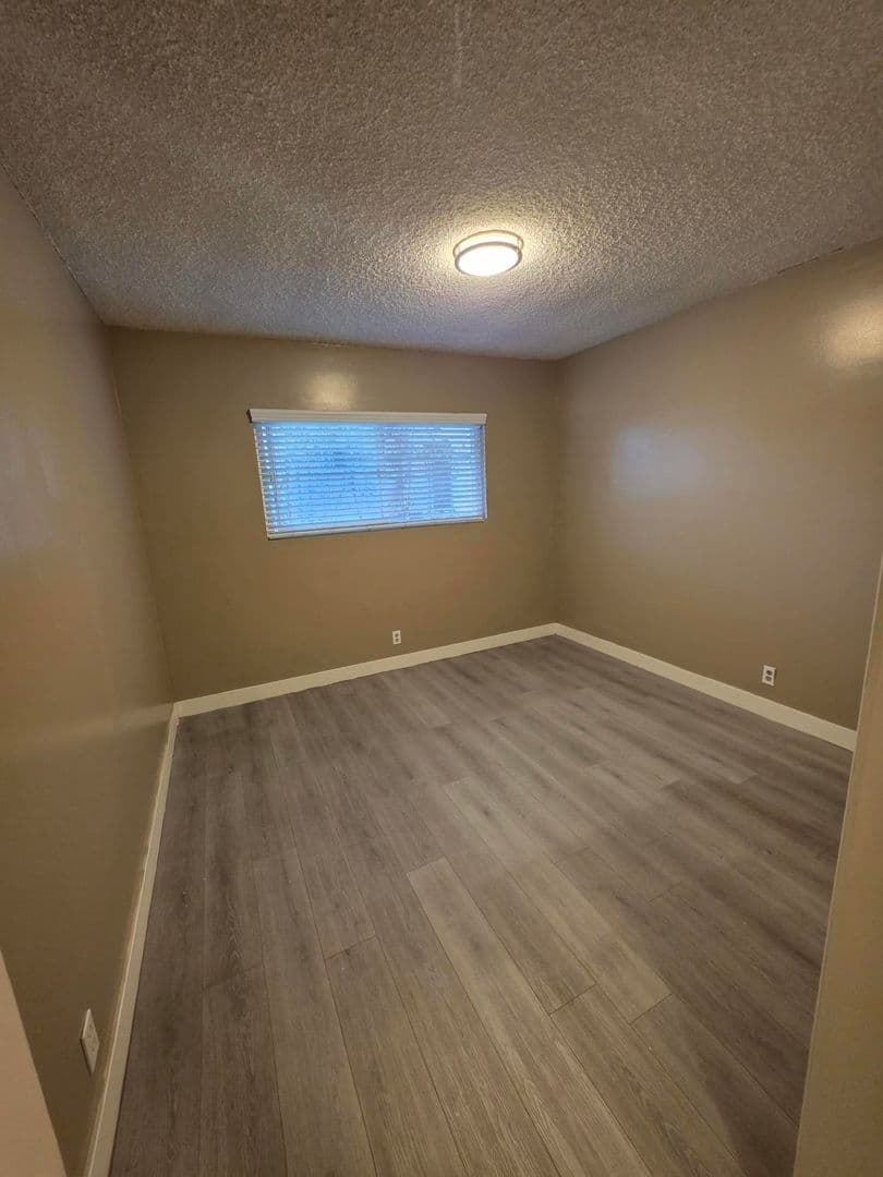 Long Beach Apartment: 2821 E 65th St