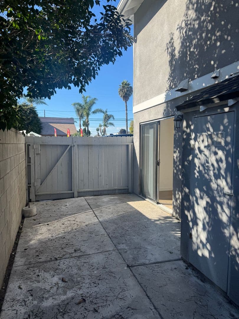 Costa Mesa Apartment: 1940 Wallace Ave