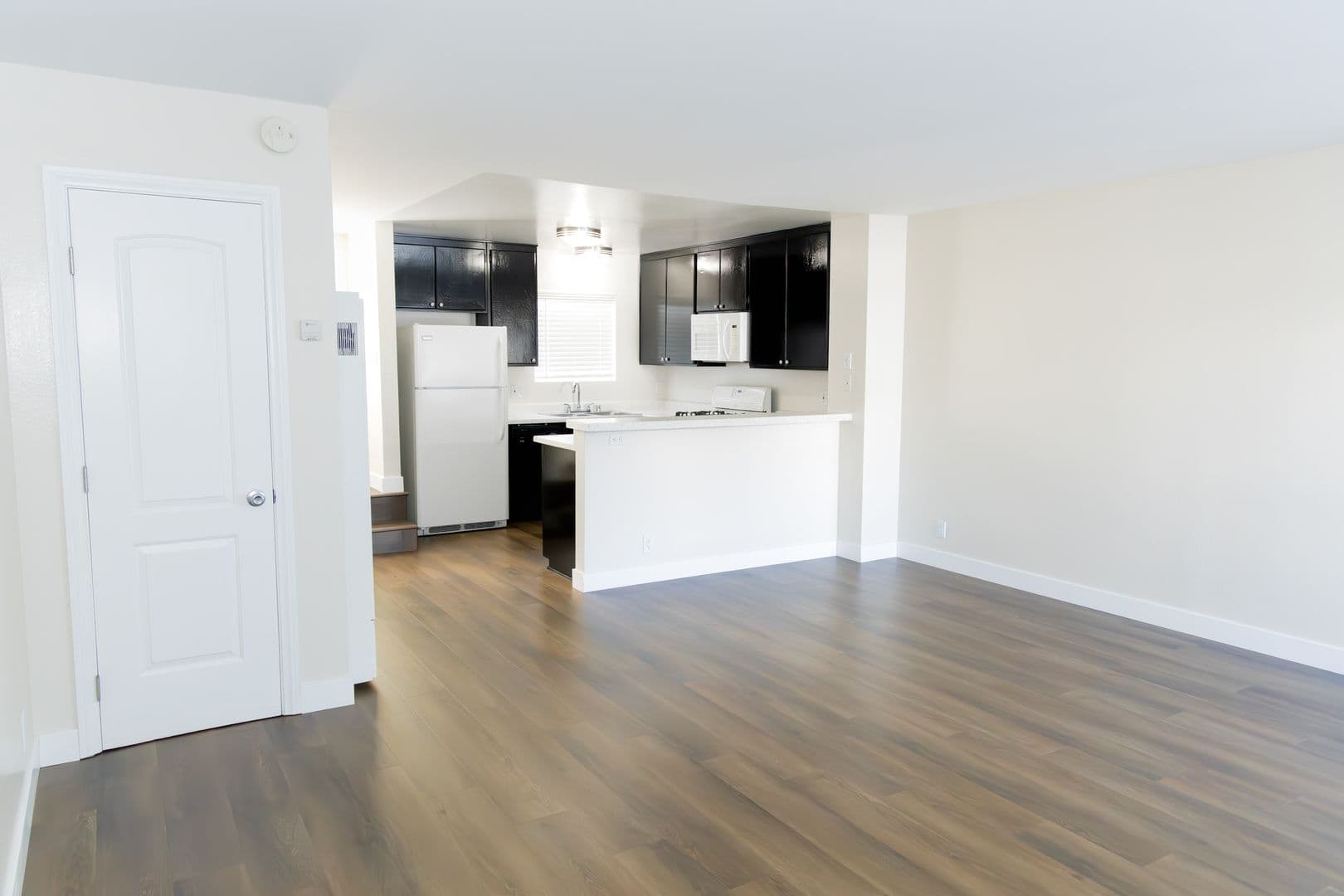 Long Beach Apartment: 3787 E 11th St