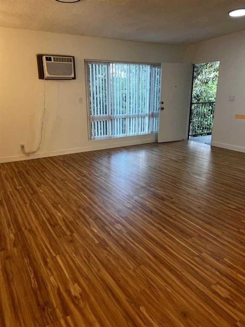 Anaheim Apartment: 937 S Roberts St