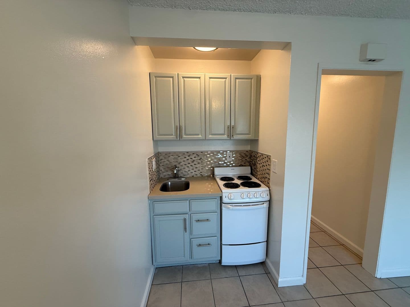 Long Beach Apartment: 1133 Freeman Ave