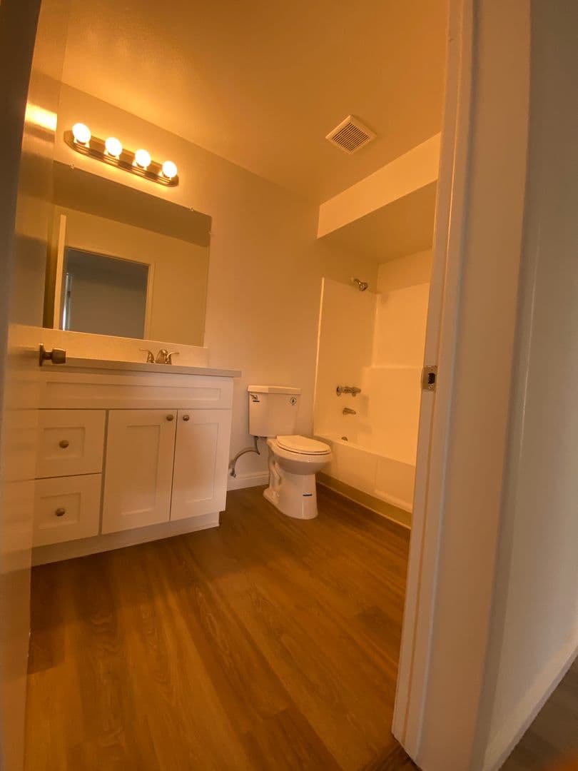 Los Angeles Apartment: 4225 Del Mar Ave