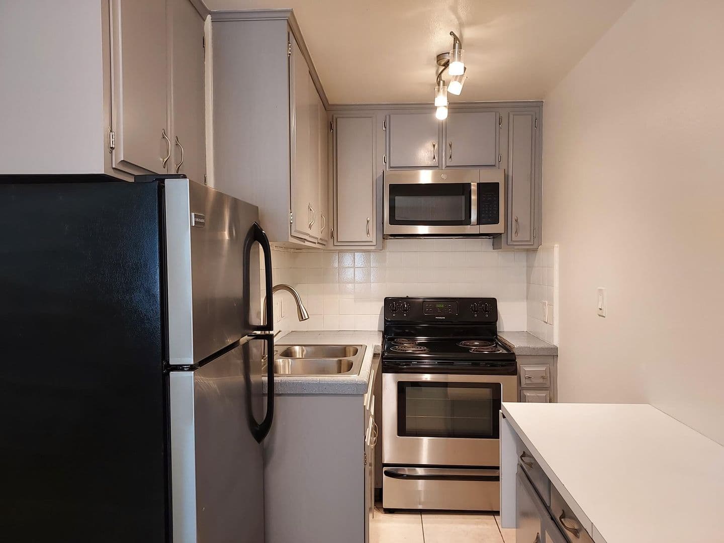 San Diego Apartment: 4433 Montalvo St