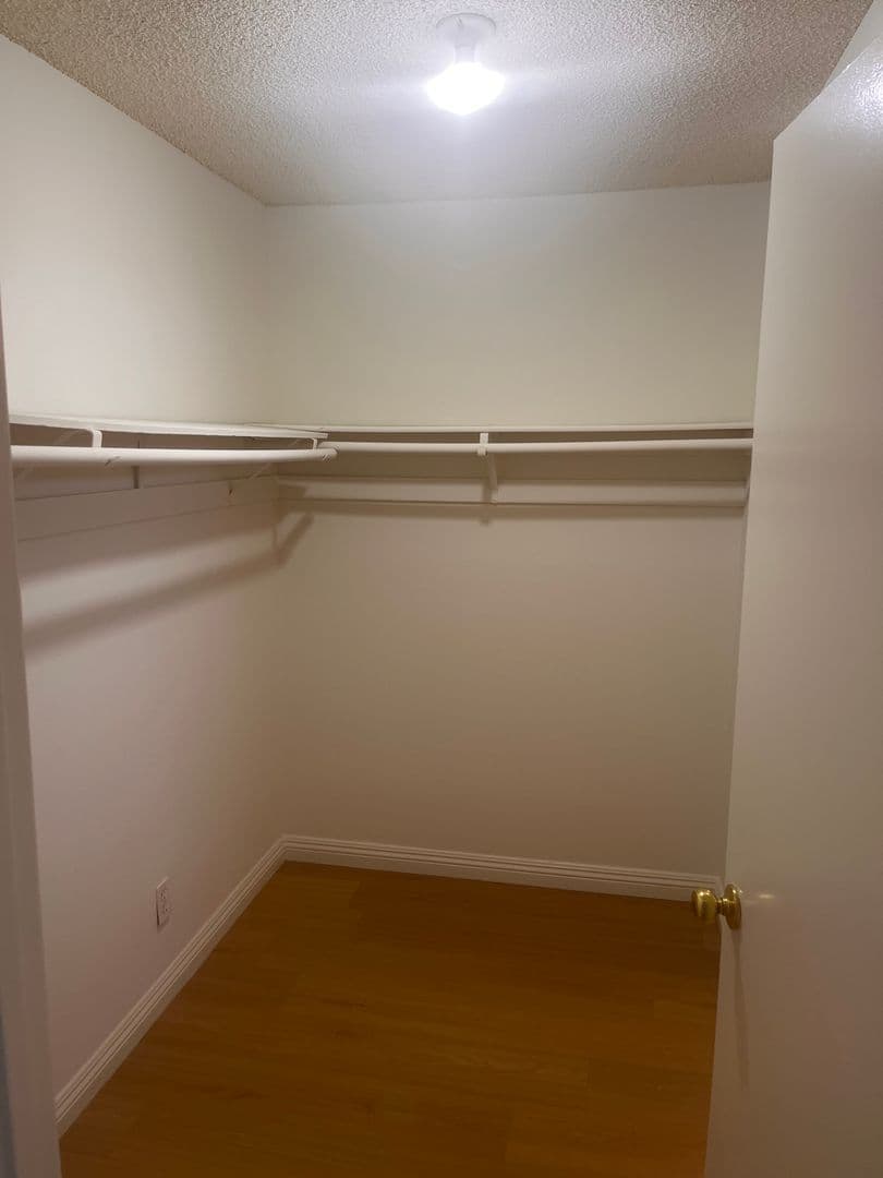 Los Angeles Apartment: 4225 Del Mar Ave