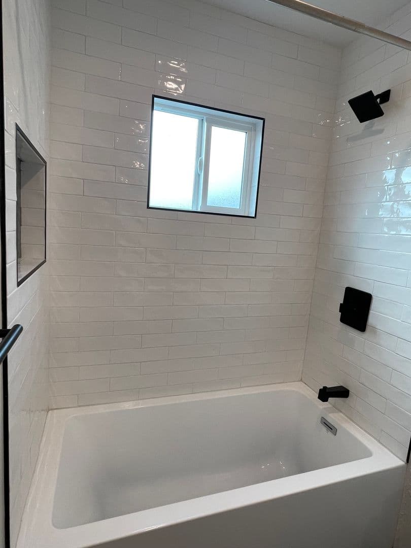 Venice Apartment: 707 - 707 1/2 6th Ave