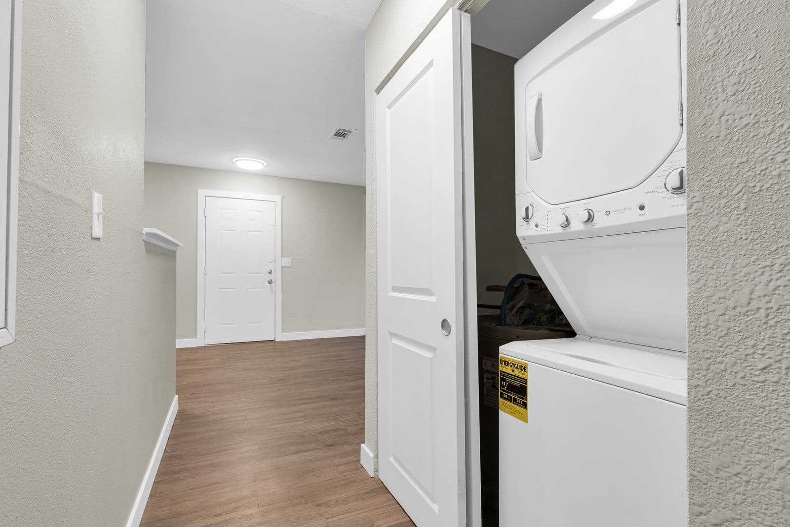 Savoy Apartment: 117 Sterling Ct