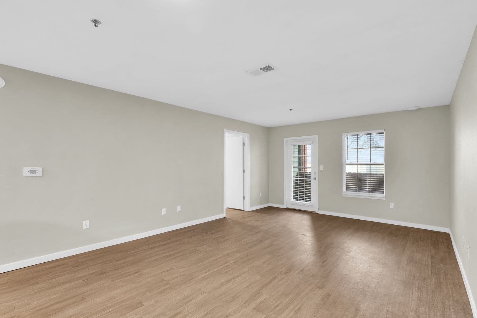 Savoy Apartment: 117 Sterling Ct