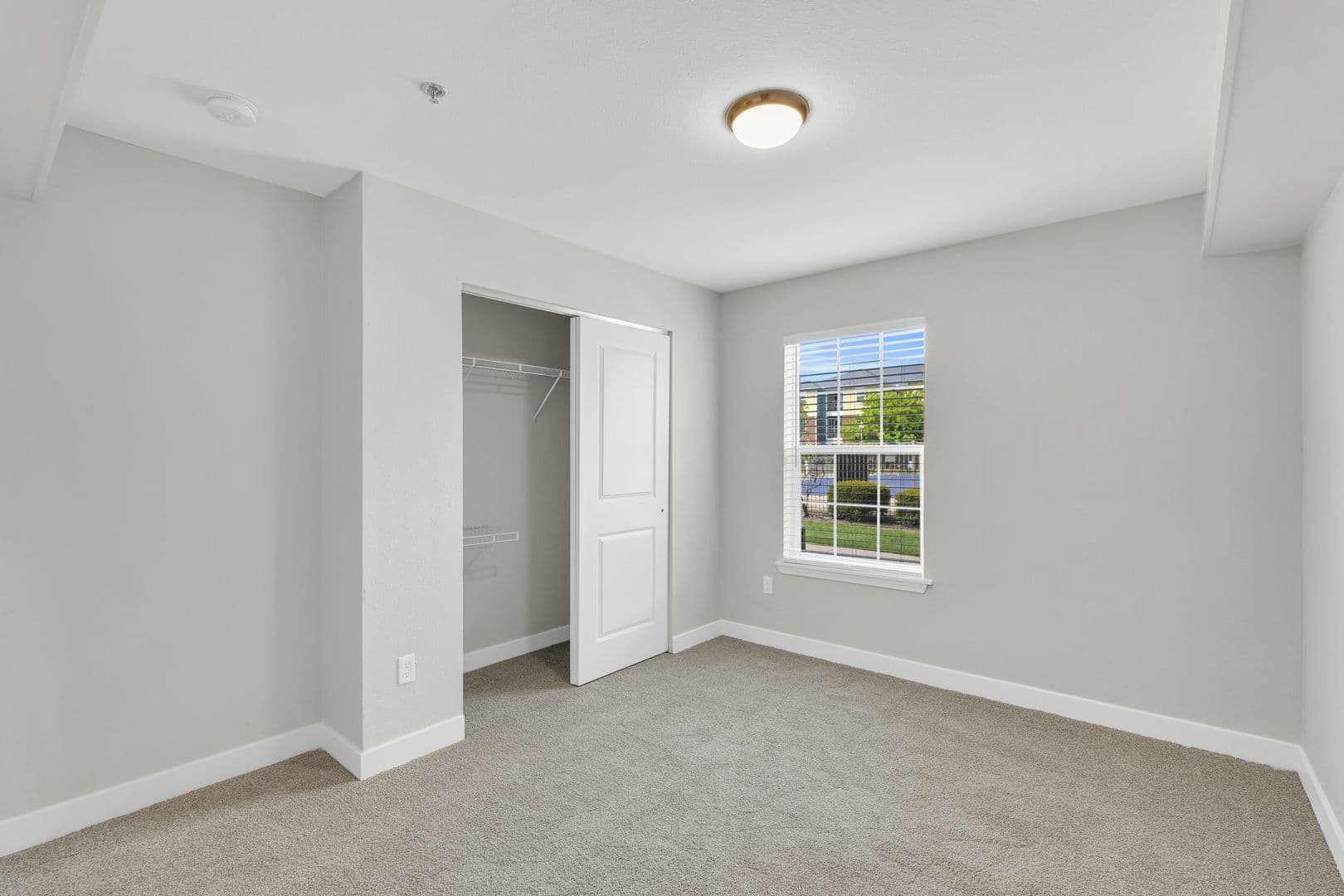 Savoy Apartment: 117 Sterling Ct