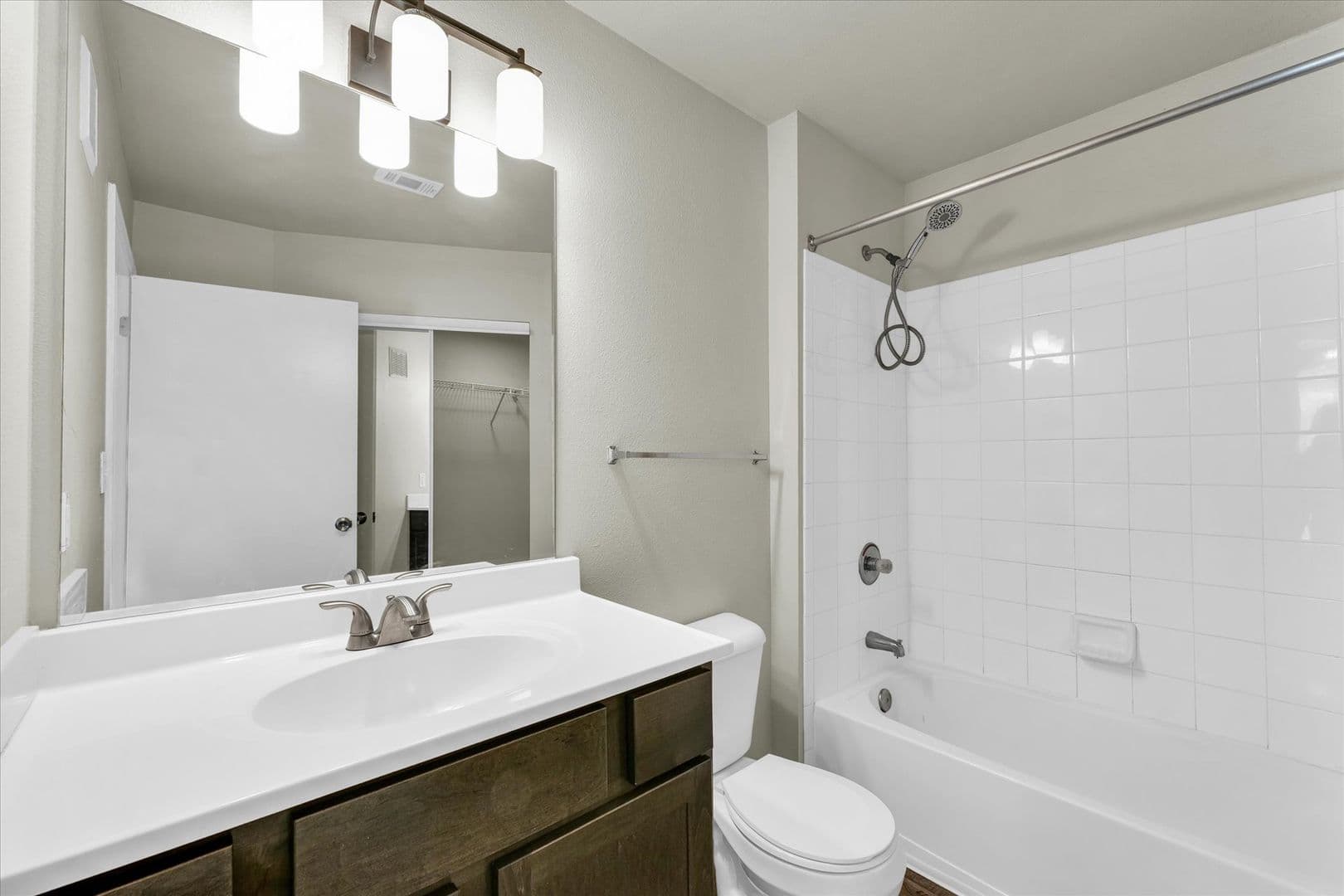 Savoy Apartment: 117 Sterling Ct