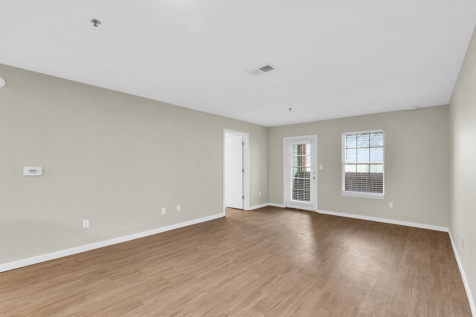 Savoy Apartment: 117 Sterling Ct