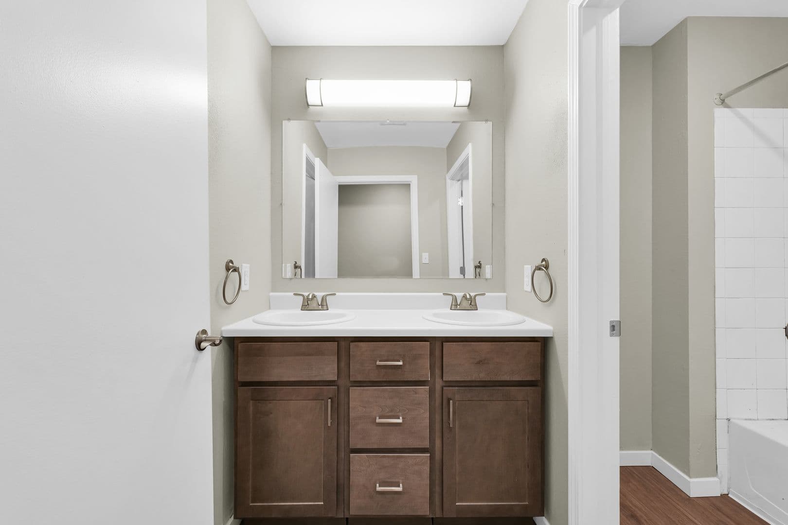 Savoy Apartment: 117 Sterling Ct