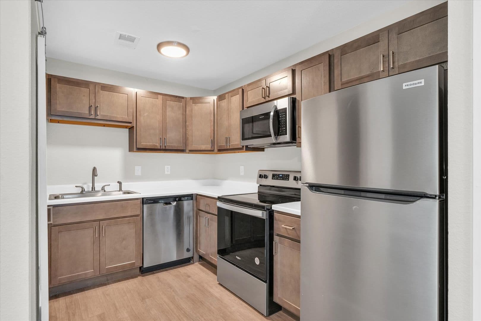 Savoy Apartment: 117 Sterling Ct
