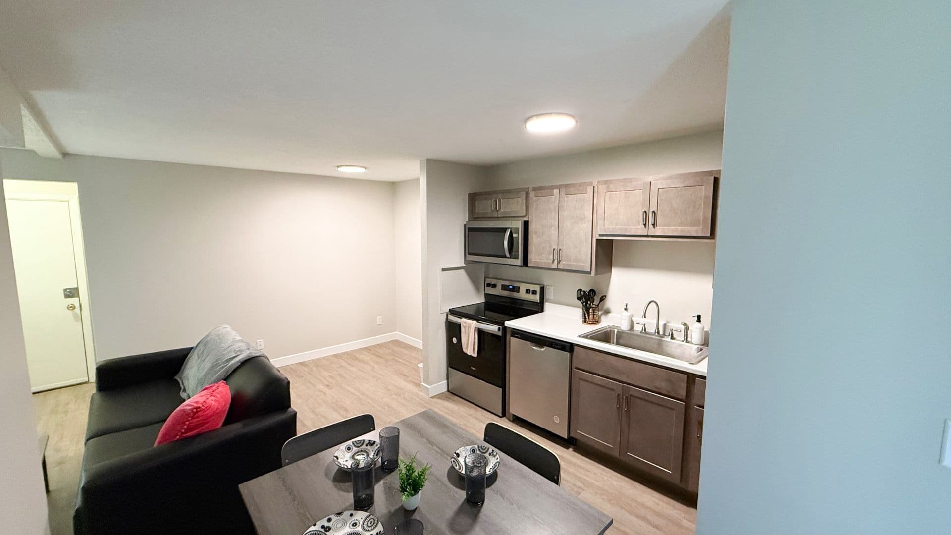 Urbana Apartment: 104 N Lincoln Ave