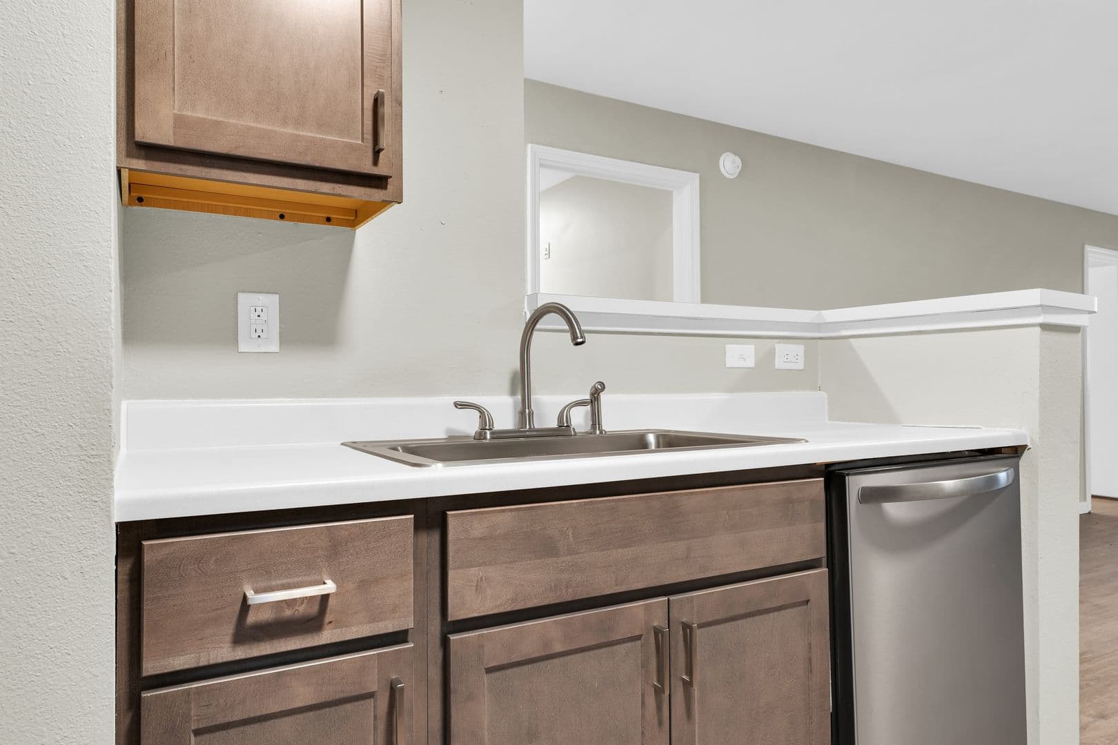 Savoy Apartment: 117 Sterling Ct