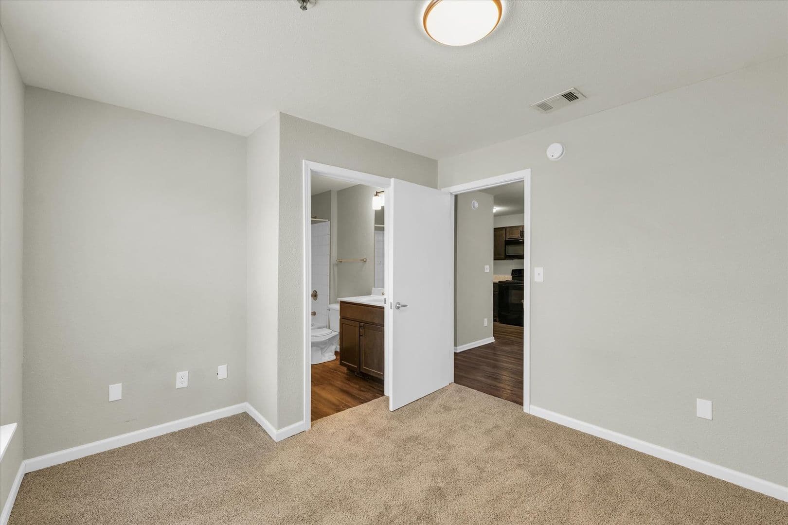 Savoy Apartment: 117 Sterling Ct