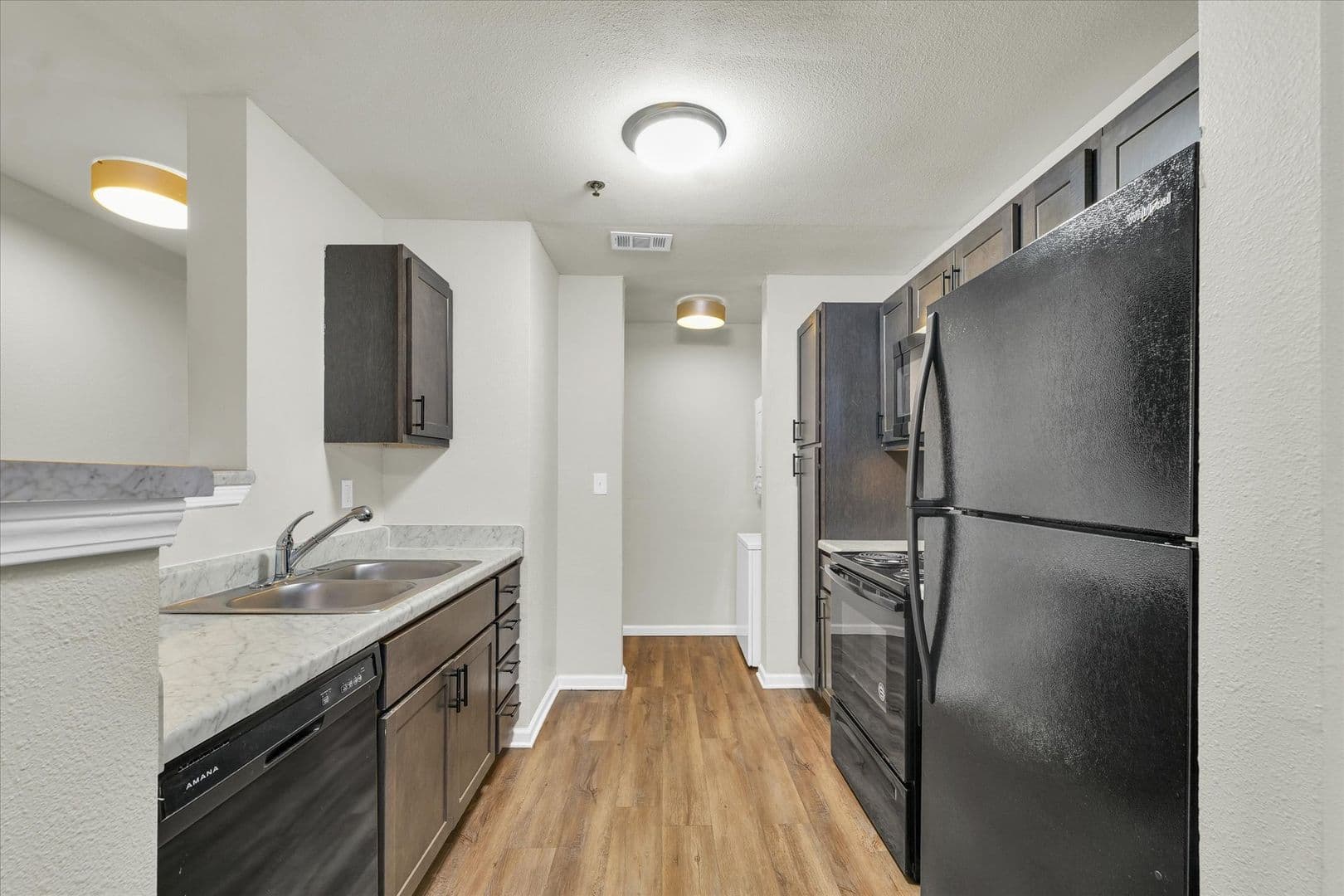 Savoy Apartment: 117 Sterling Ct