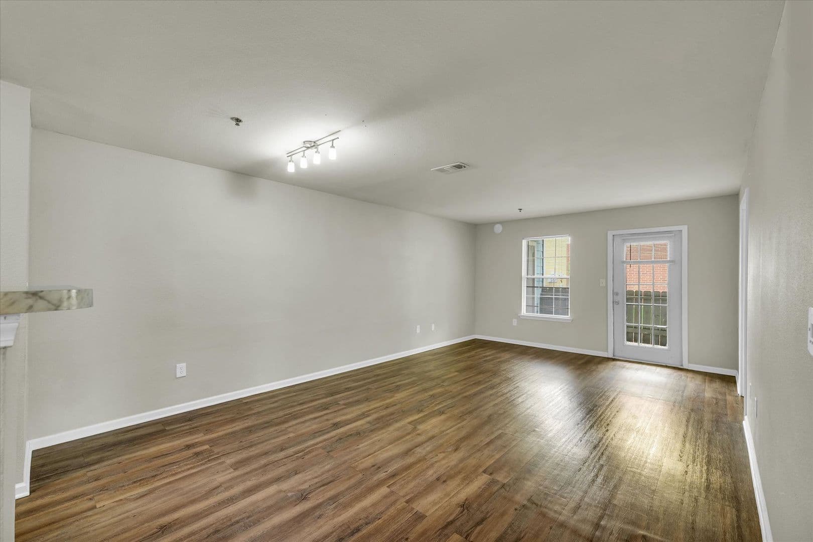 Savoy Apartment: 117 Sterling Ct
