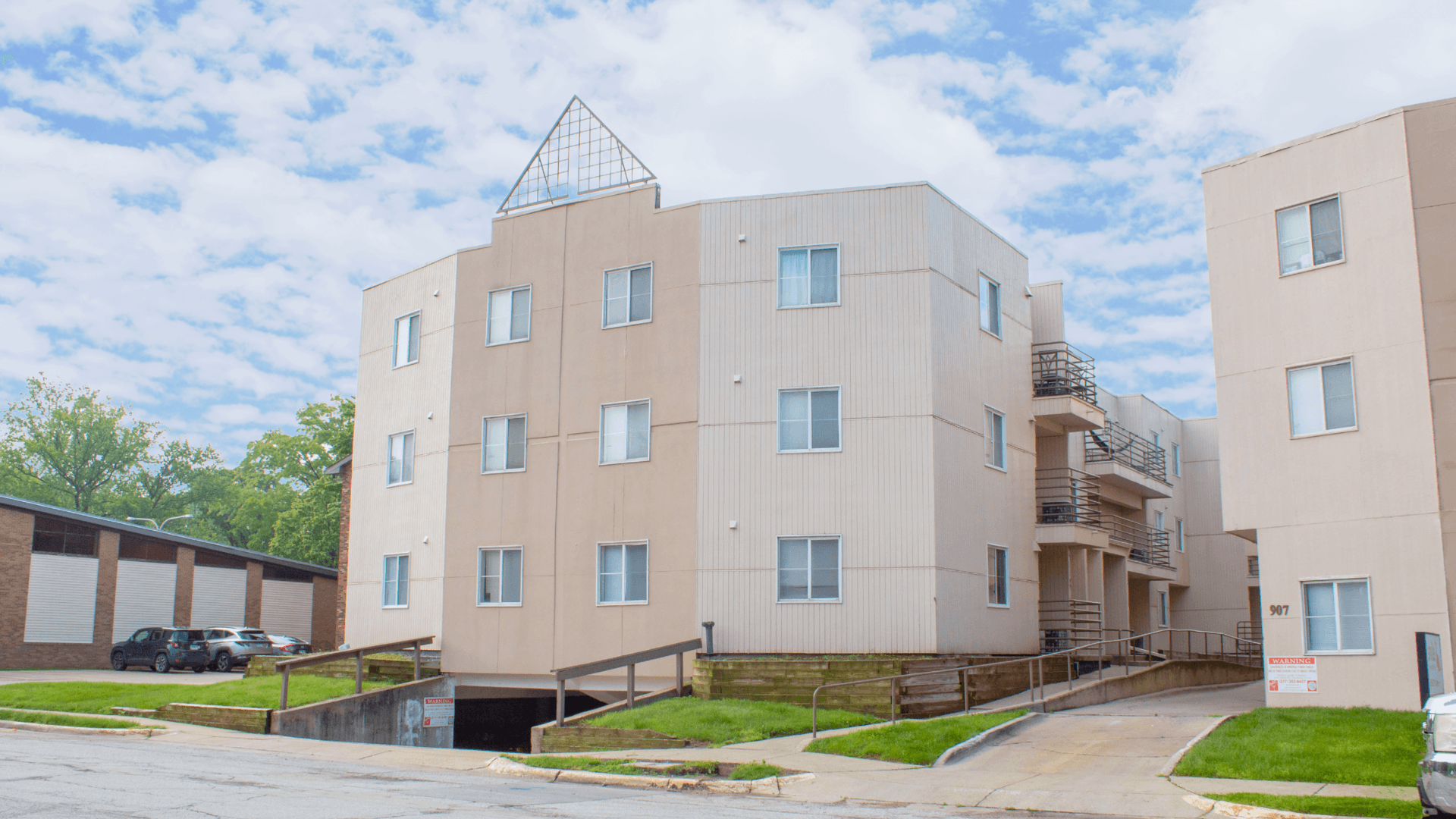 Urbana Apartment: 905 W Oregon