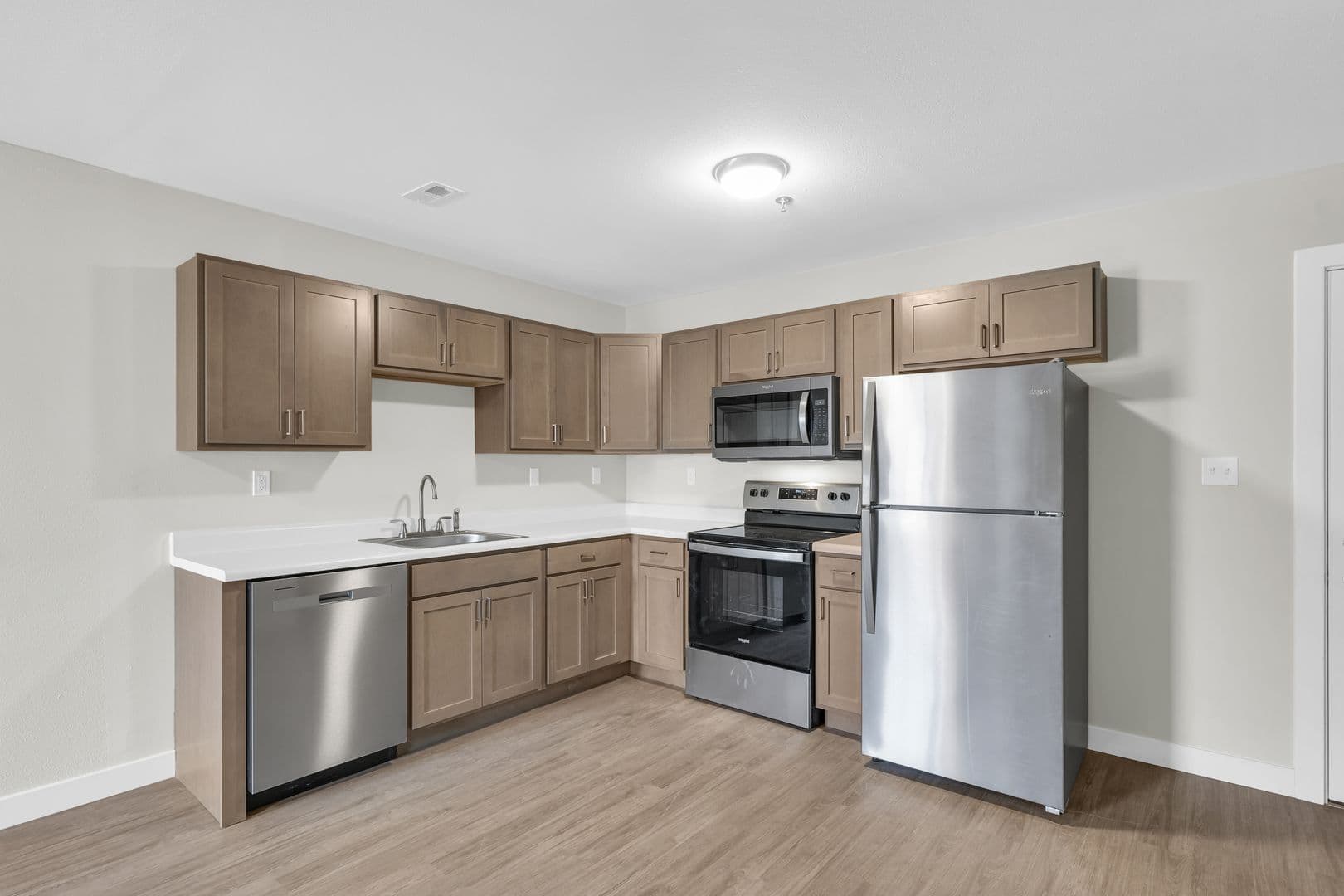 Savoy Apartment: 117 Sterling Ct