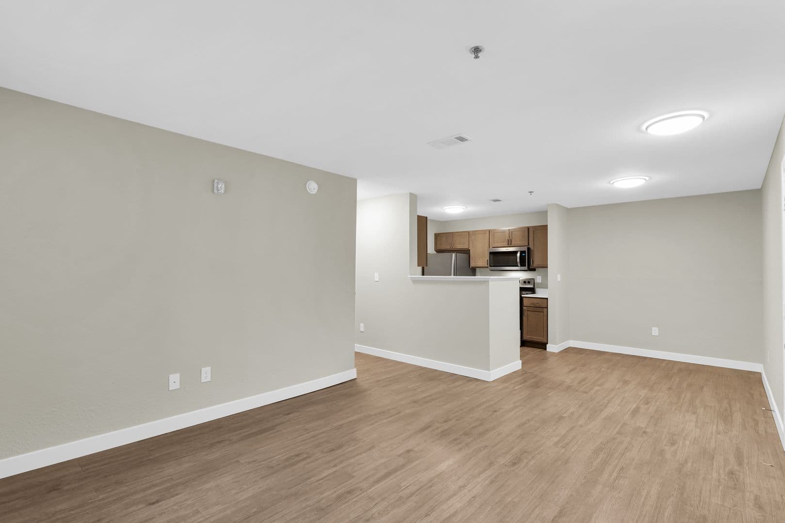 Savoy Apartment: 117 Sterling Ct