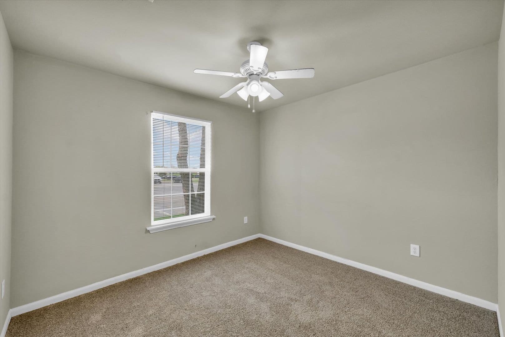 Savoy Apartment: 117 Sterling Ct