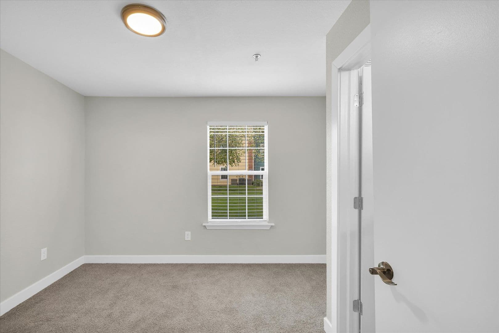 Savoy Apartment: 117 Sterling Ct
