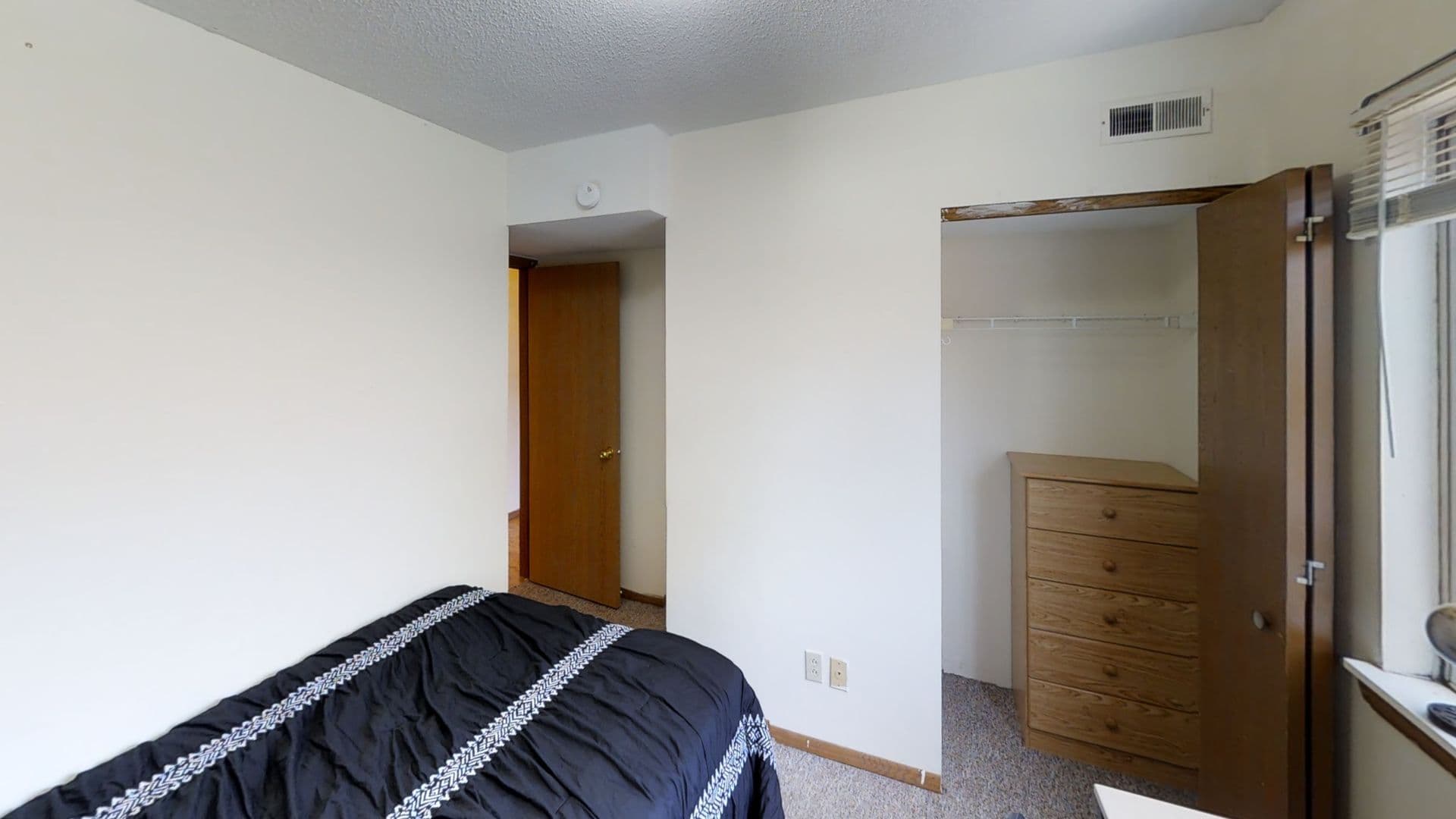 Urbana Apartment: 905 W Oregon