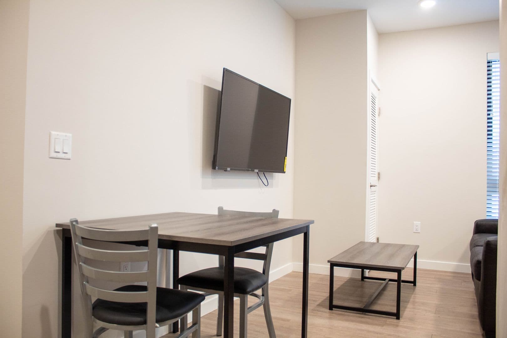 Urbana Apartment: 1009 W Stoughton