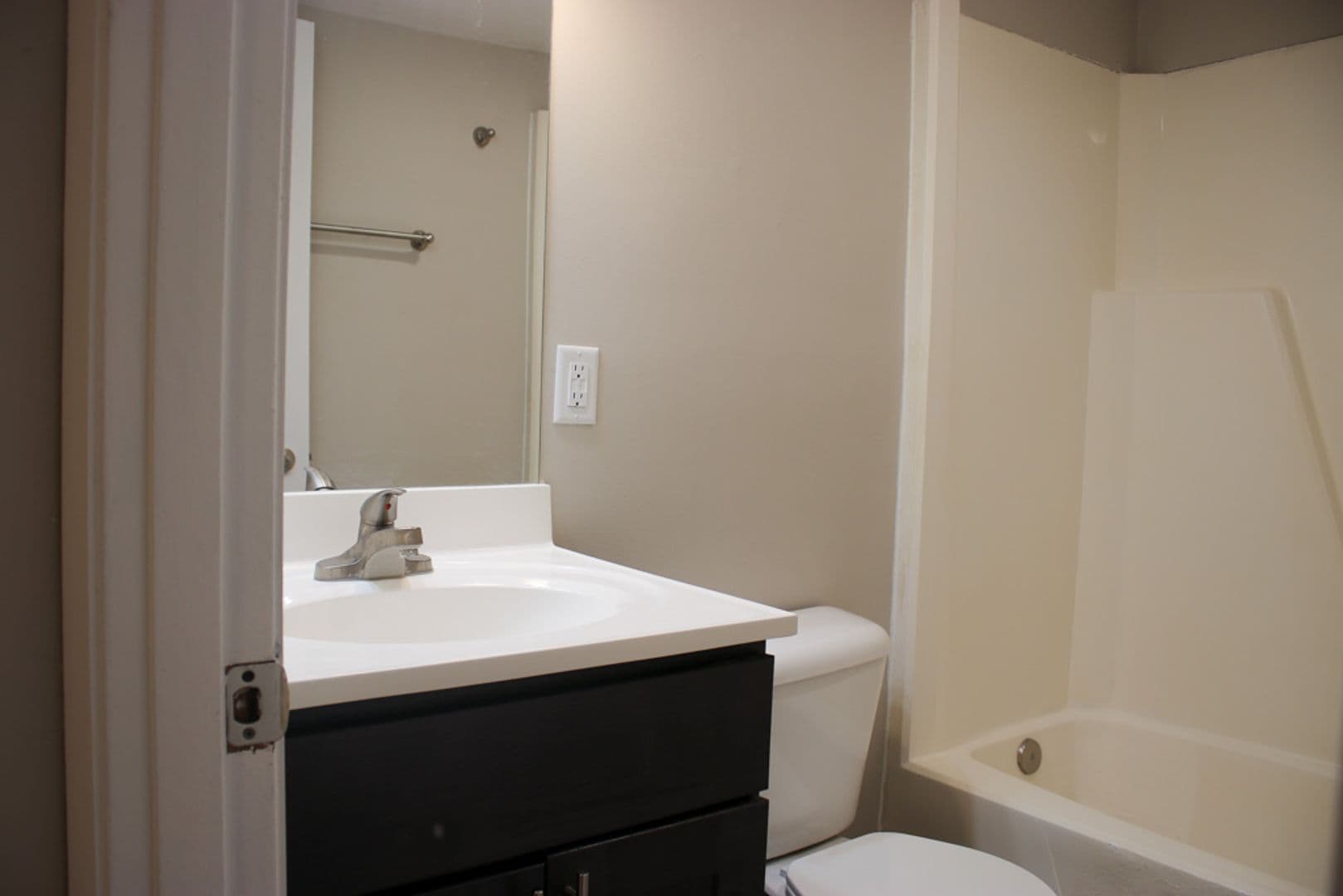 Urbana Apartment: 106 S Gregory Street
