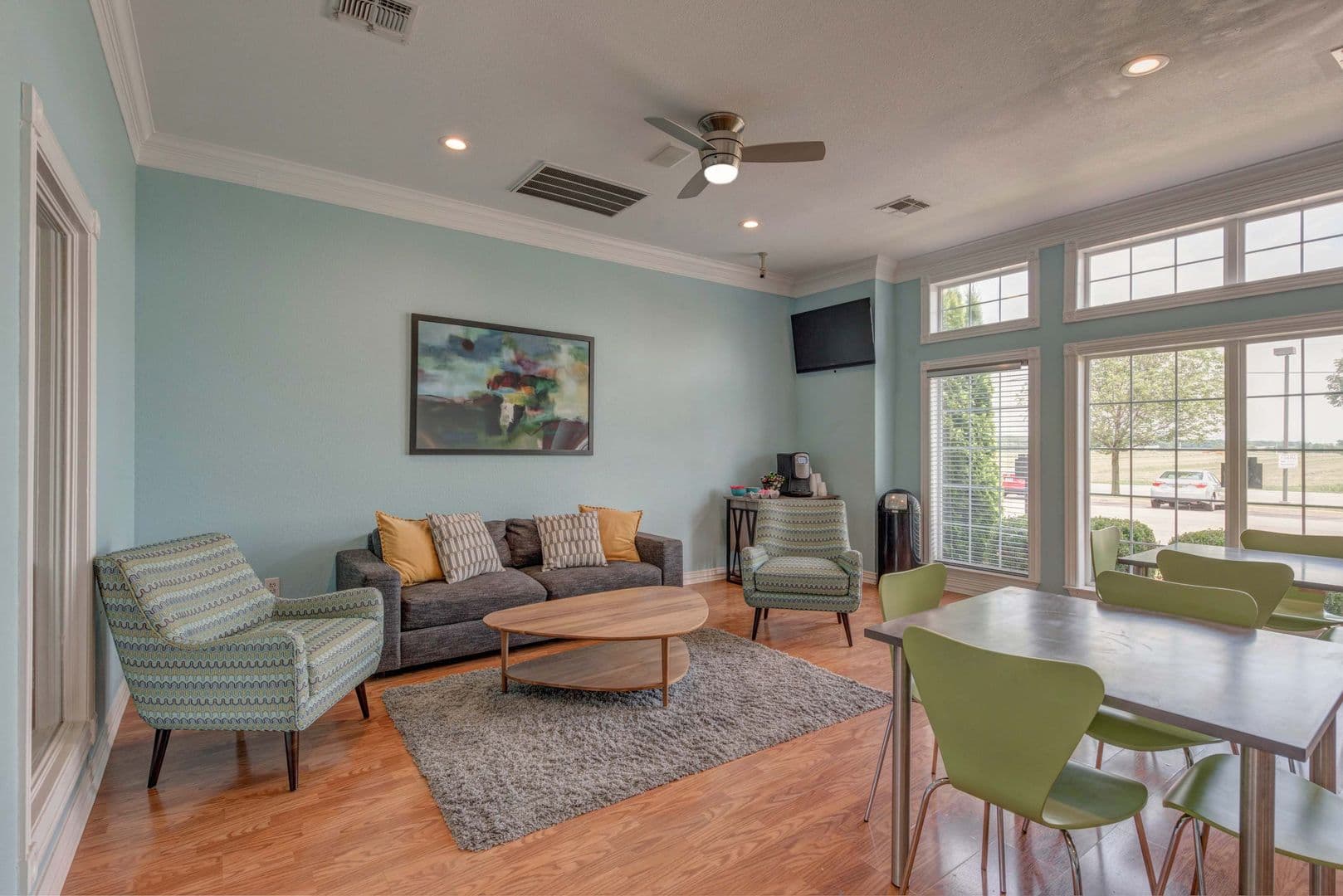 Savoy Apartment: 117 Sterling Ct