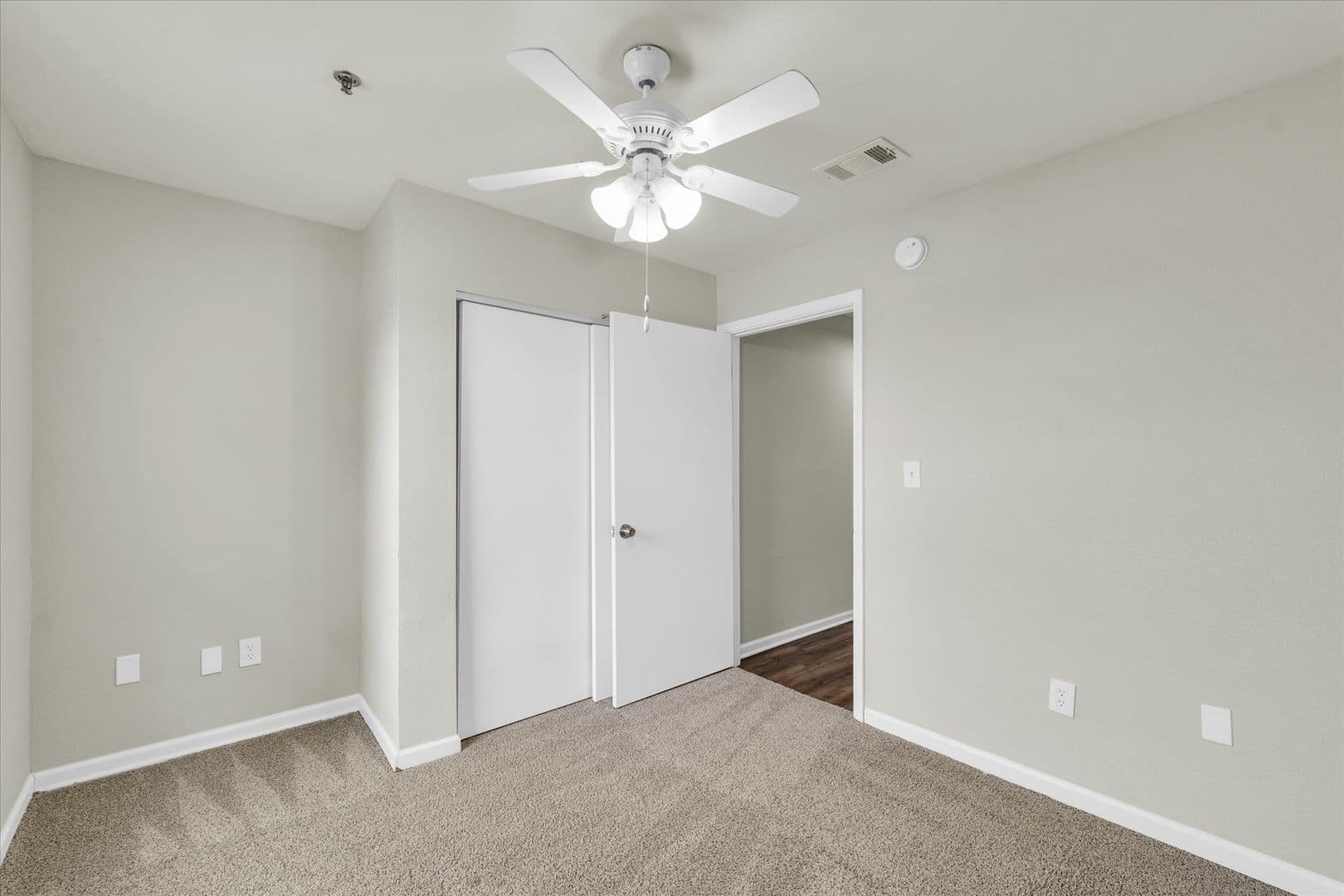 Savoy Apartment: 117 Sterling Ct
