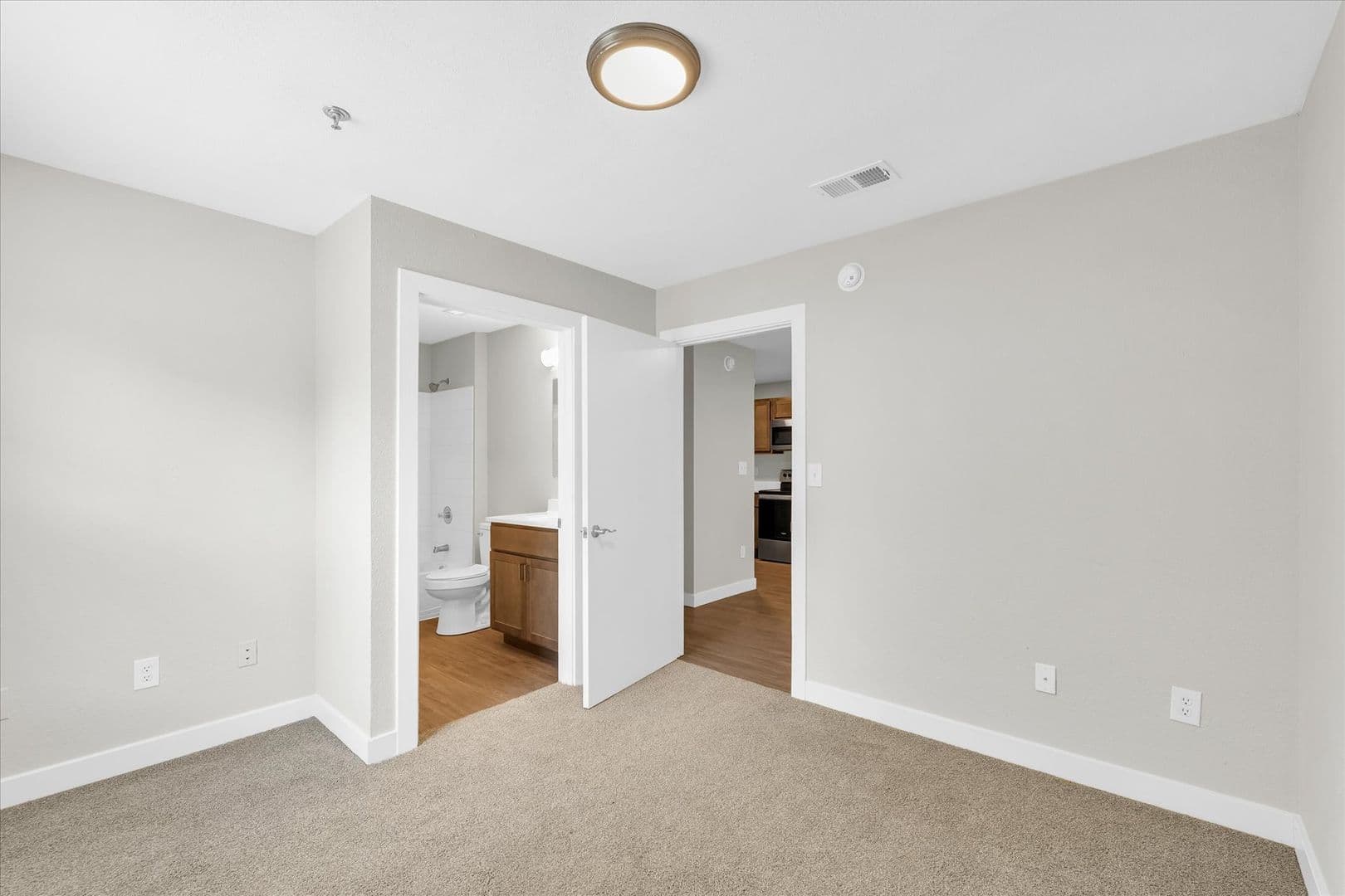 Savoy Apartment: 117 Sterling Ct