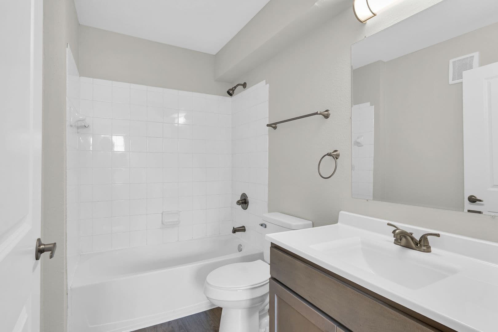 Savoy Apartment: 117 Sterling Ct