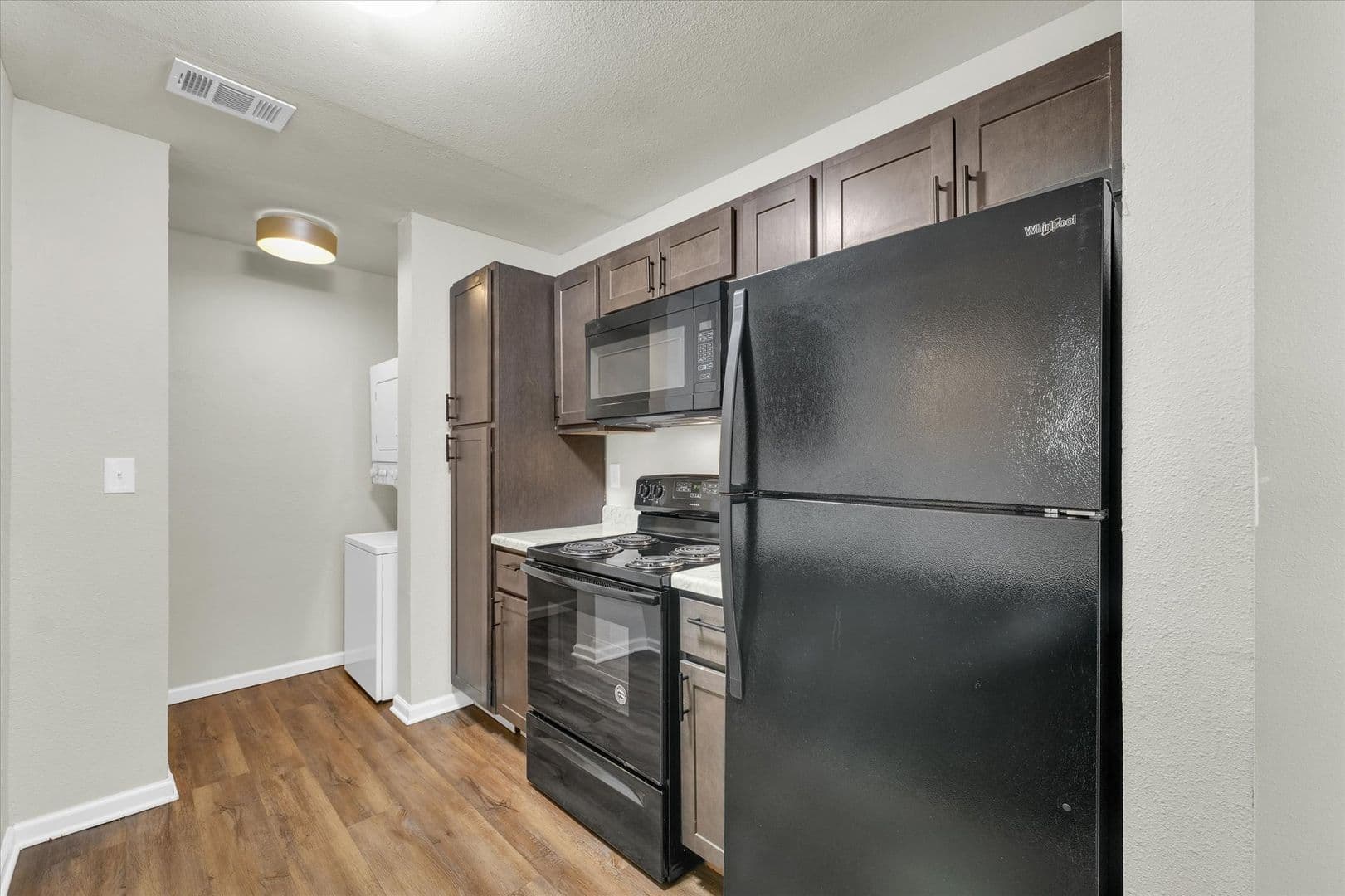 Savoy Apartment: 117 Sterling Ct
