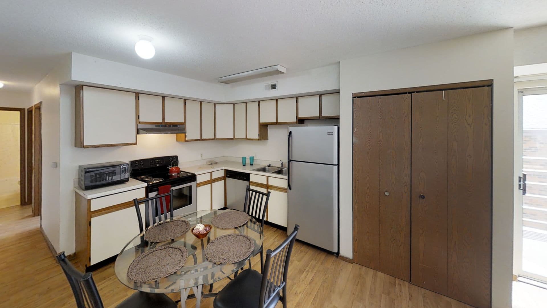 Urbana Apartment: 905 W Oregon