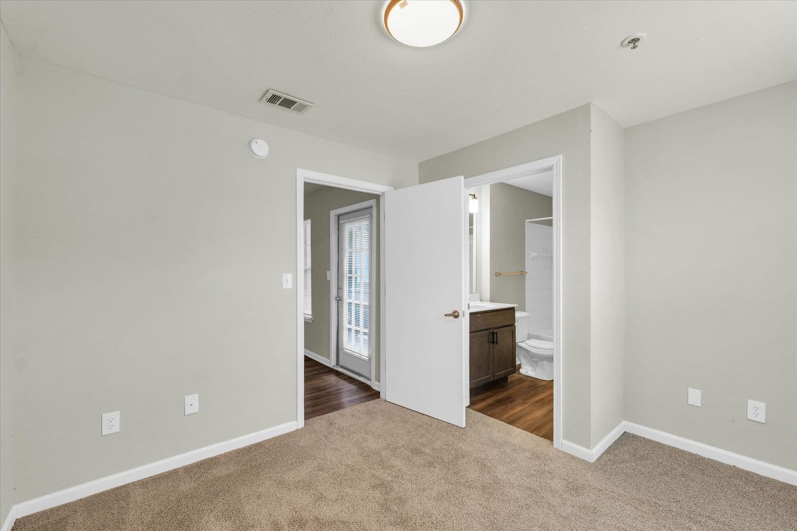 Savoy Apartment: 117 Sterling Ct