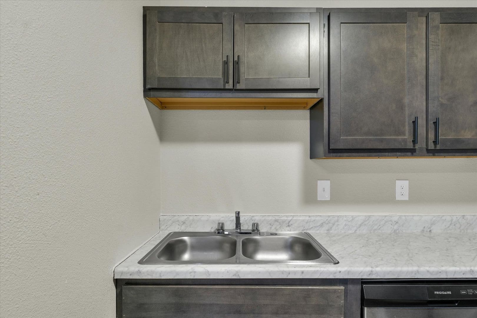 Savoy Apartment: 117 Sterling Ct