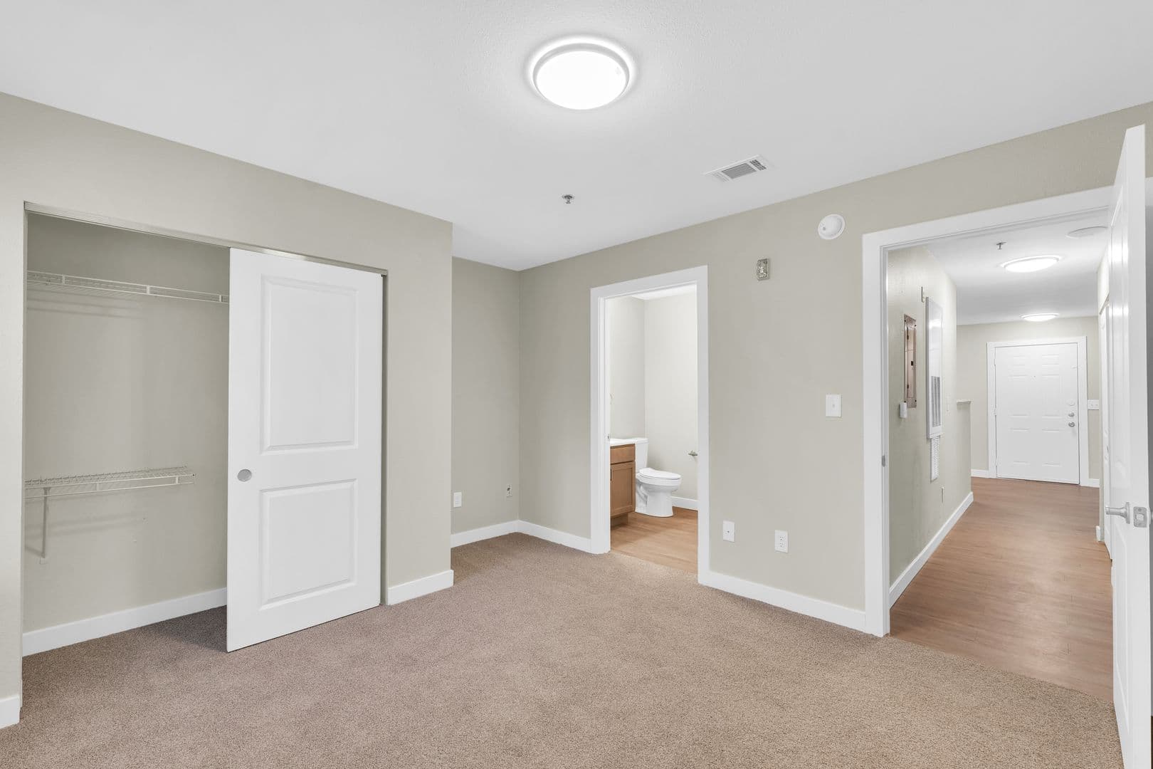 Savoy Apartment: 117 Sterling Ct
